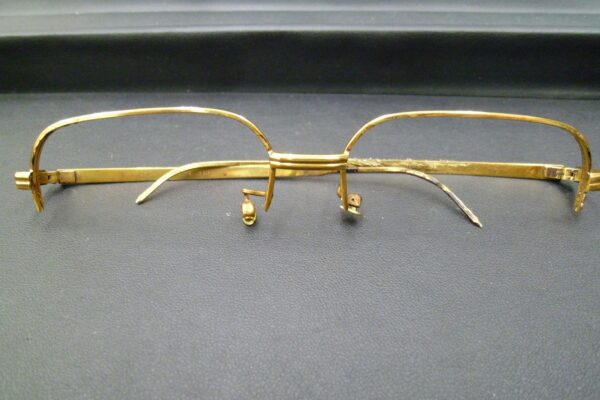 「18金製の眼鏡フレームをお買い取り　沼津の金のクマ」メガネのフレームは重量がありますね(^^♪