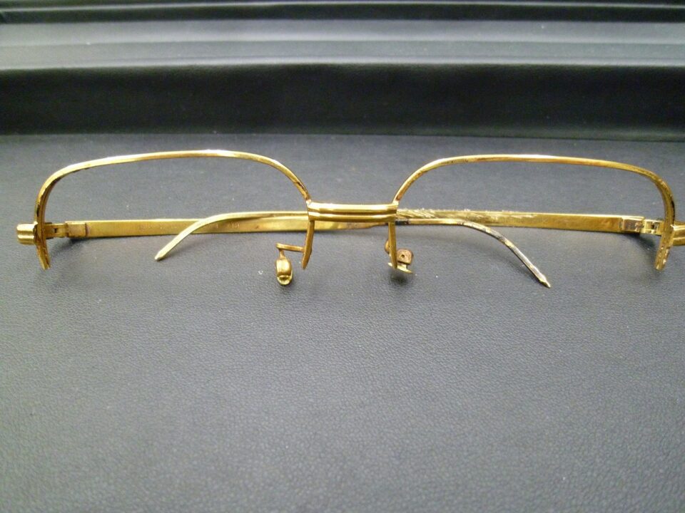 「18金製の眼鏡フレームをお買い取り 沼津の金のクマ」メガネのフレームは重量がありますね(^^♪
