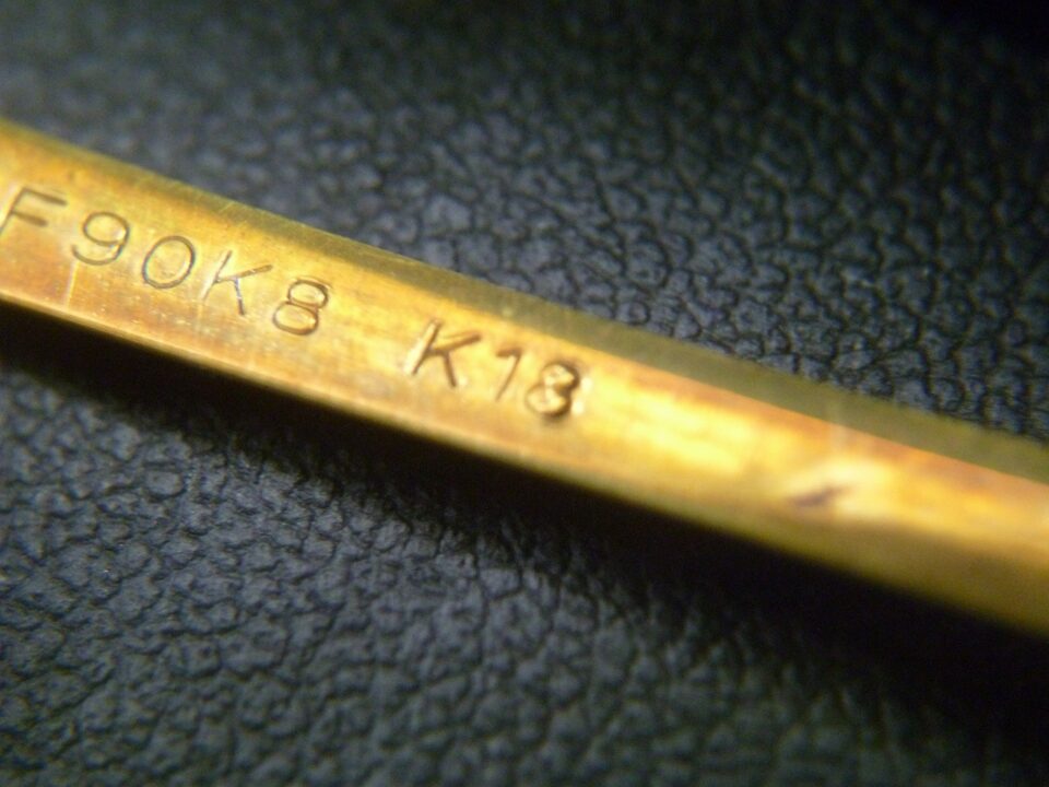 「18金製の眼鏡フレームをお買い取り 沼津の金のクマ」メガネのフレームは重量がありますね(^^♪