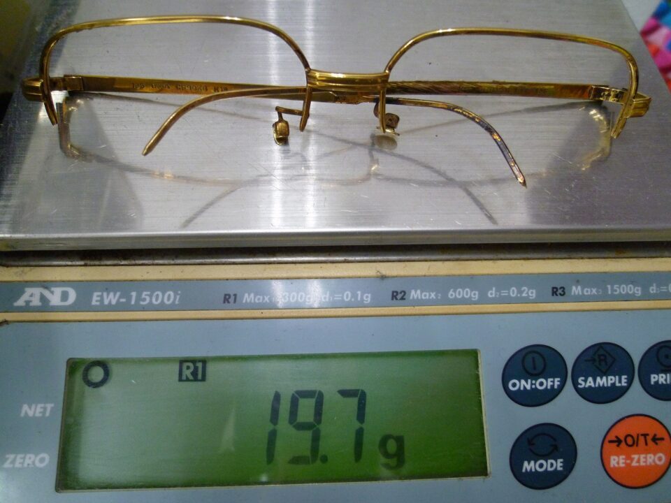 「18金製の眼鏡フレームをお買い取り 沼津の金のクマ」メガネのフレームは重量がありますね(^^♪
