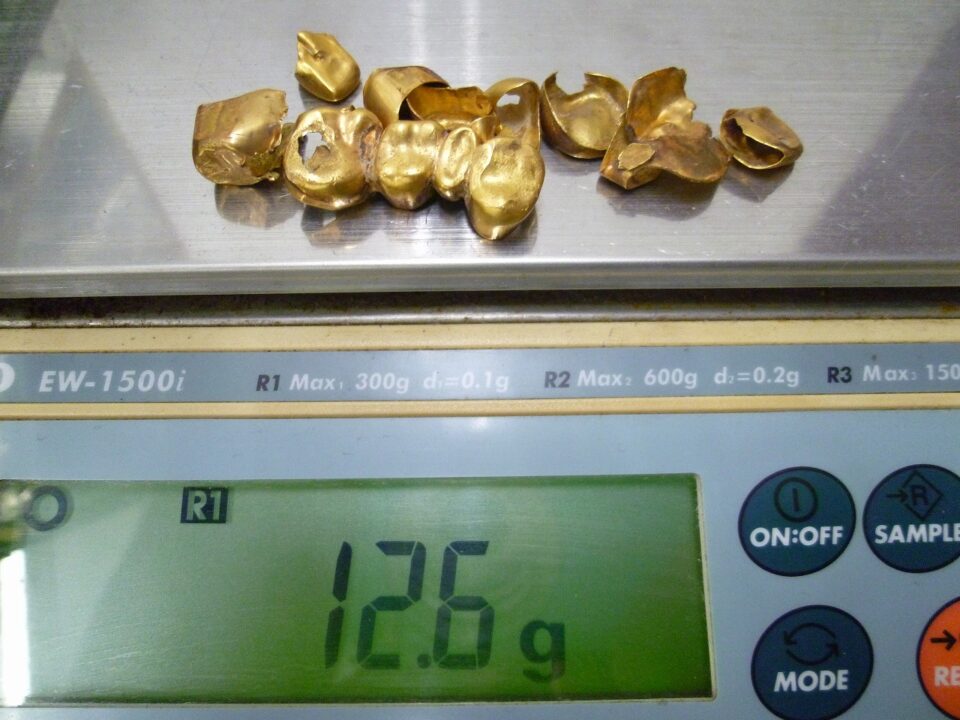 「金歯も立派な金製品　まとめてお買い取りです♪　沼津の金のクマ」　金歯も銀歯も買い取り大歓迎です