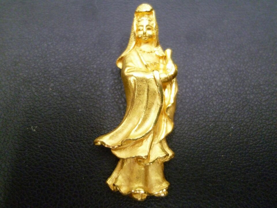 「純金の観音様の小さな置物をお買い取り 沼津の金のクマ」小さくても純金なので2ケタ万円確定ですね