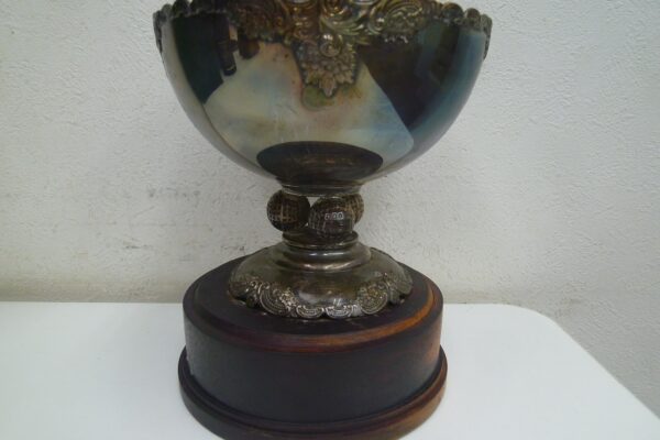 「ゴルフの優勝カップやトロフィーにも銀のものあります　沼津の金のクマ」重量があるので金額もスゴい