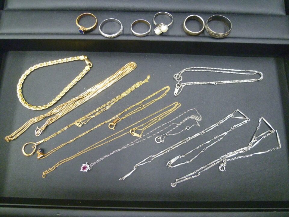 「金・銀・プラチナ勢揃い♪ アクセサリーをまとめてお買い取り 沼津の金のクマ」 重量もスゴいです