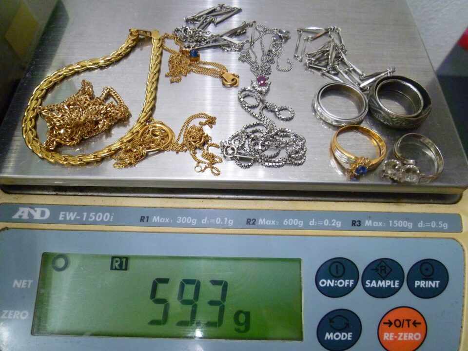 「金・銀・プラチナ勢揃い♪ アクセサリーをまとめてお買い取り 沼津の金のクマ」 重量もスゴいです