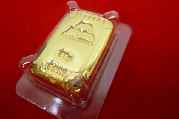 「50グラムの金のインゴットをお買い取り♪　沼津の金のクマ」　インゴット分割のご相談もお気軽に♪