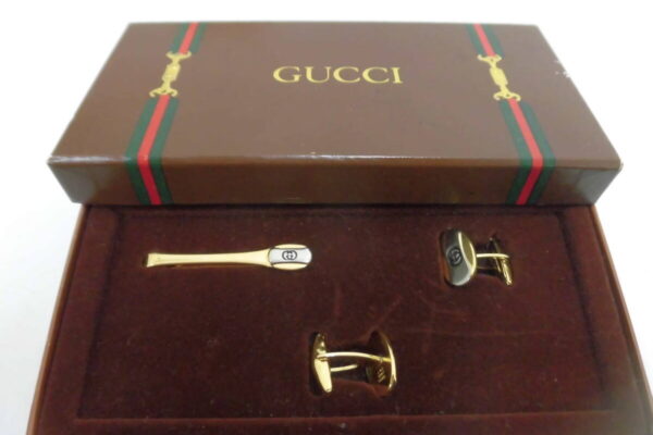 「グッチのタイピン・カフスセットをお買い取り　沼津の金のクマ」タイピン・カフスは最近はつけない？