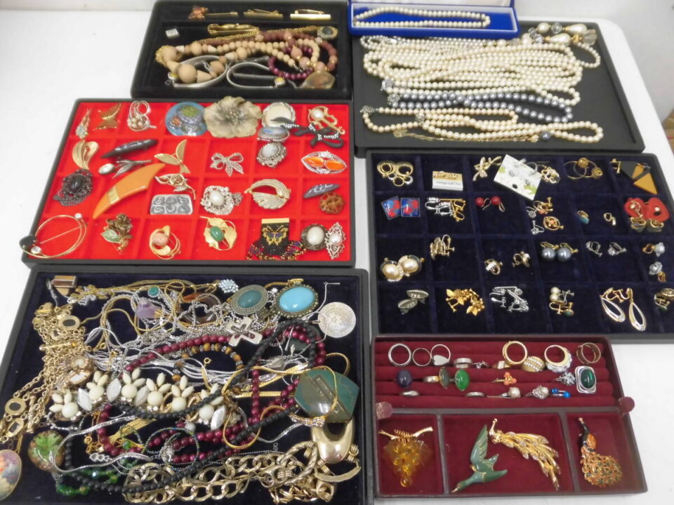 【蔵出し・大容量1.3kg超】金メッキ アクセサリー まとめ売り 遺品整理 大量 蔵出し・大容量1.3kg超】金メッキ アクセサリー まとめ売り 遺品整理
