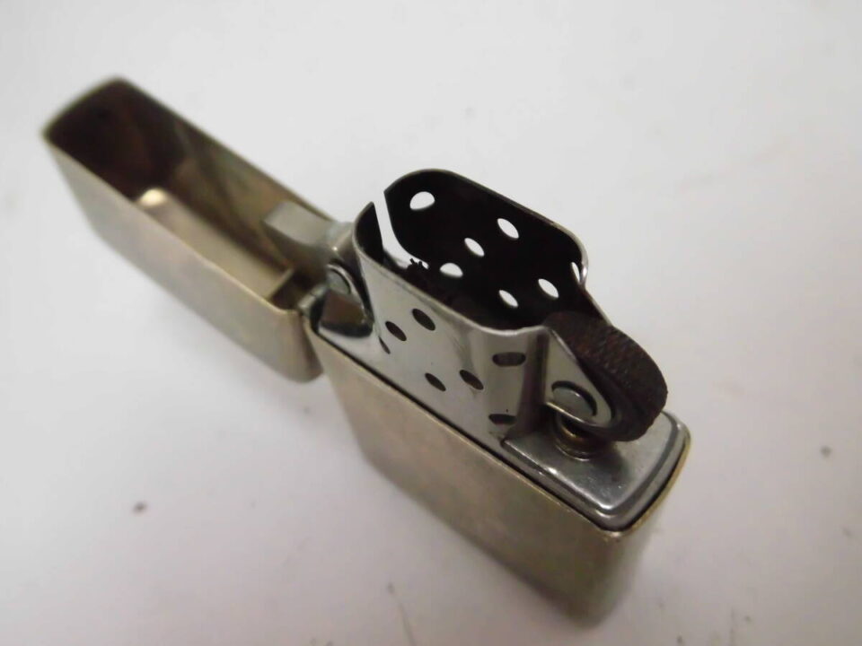 「ZIPPOライターもケースの違いで上昇している物アリ　沼津の金のクマ」装飾とケースをチェック♪