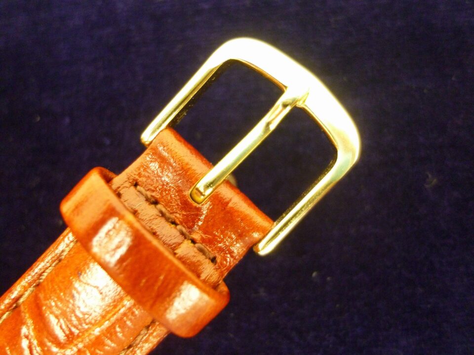 「すごく古くて違うベルトに交換してるからダメですか? 沼津の金のクマ」どんな時計でも買取りOK♪