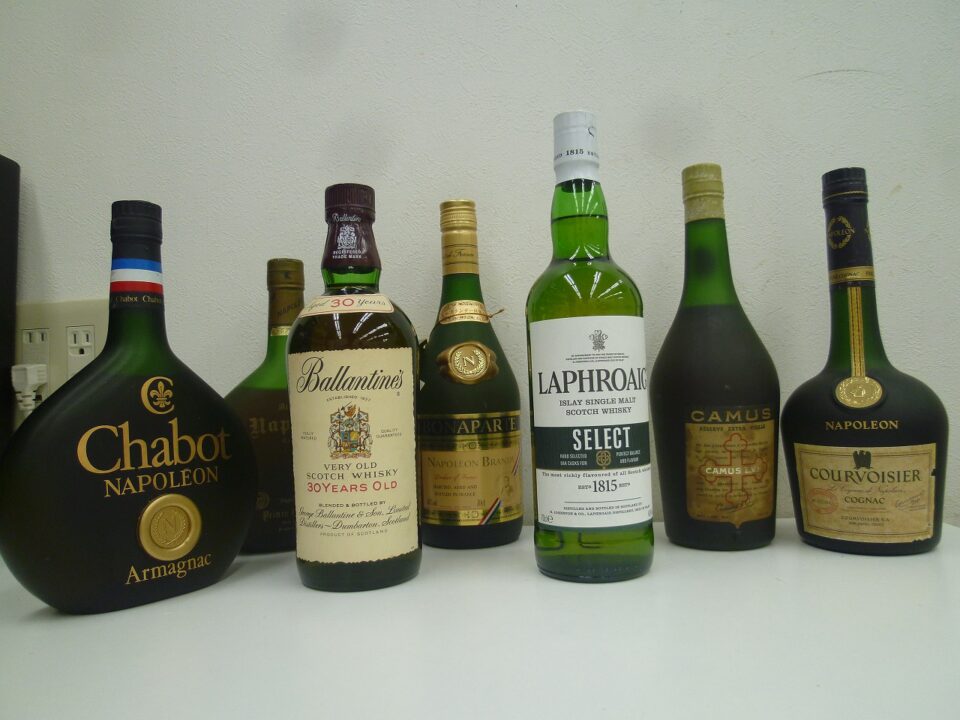 「ウイスキーやブランデーなど、お酒の買い取りも大歓迎　沼津の金のクマ」お酒を飾る時代もありました