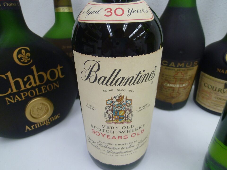 「ウイスキーやブランデーなど、お酒の買い取りも大歓迎　沼津の金のクマ」お酒を飾る時代もありました