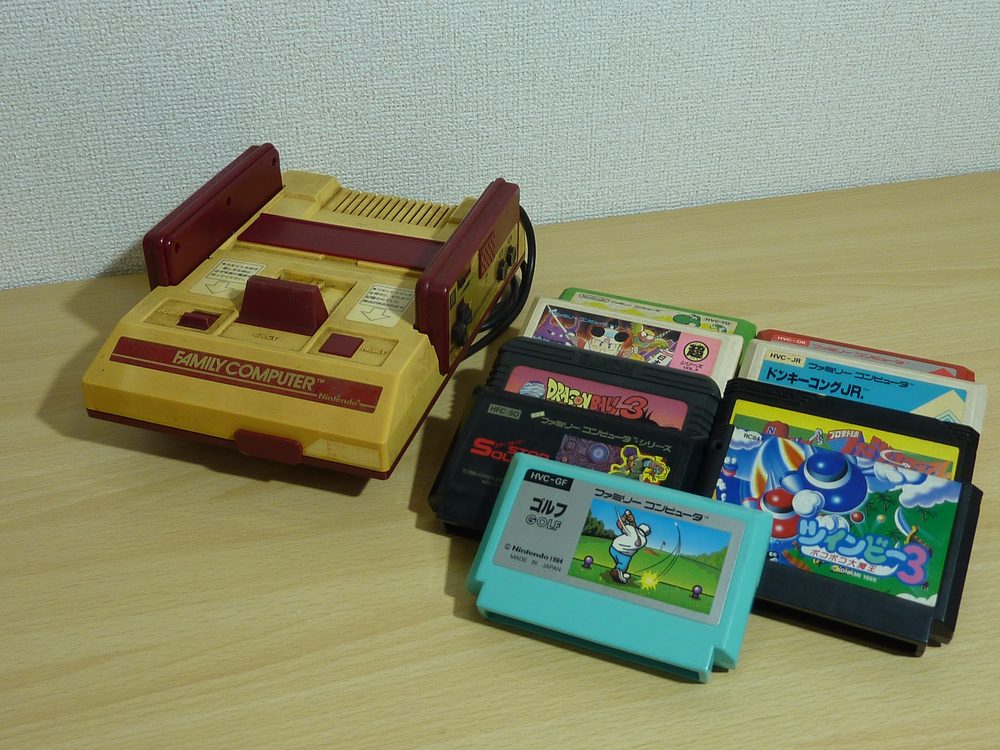 ファミコンの四角ボタンと丸ボタンの違いは？初期型・後期型の見分け方