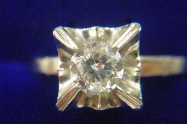 「ダイヤモンドリングをお買い取り　沼津の金のクマ」金のクマ沼津店ではその場でグレード判別します♪