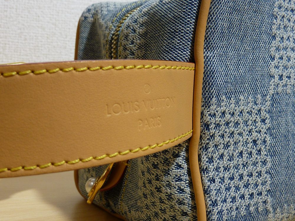 ロッカー・ドップキットのハンドルに型押しされた LOUIS VUITTON PARIS の文字