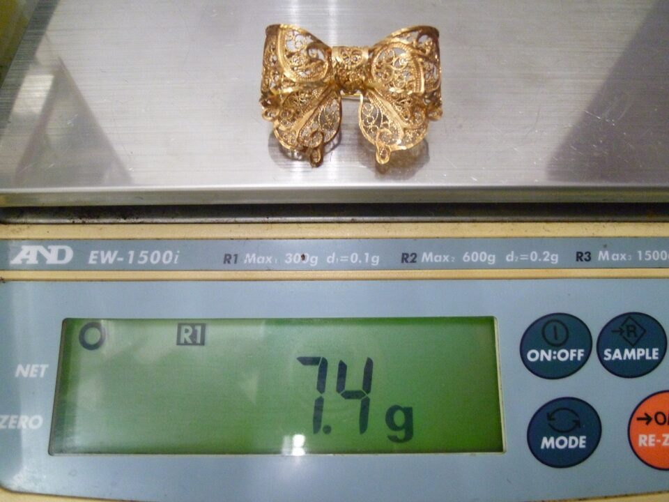 「金 買取 沼津市」18金製のブローチを買い取りました 査定だけでも金のクマ沼津店にお気軽にどうぞ♪