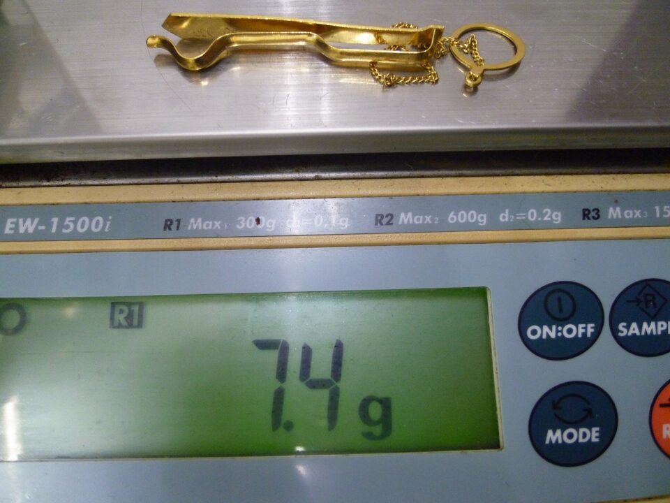 「沼津市 金 買取」遺品整理で頂いた品物が実は金でした。長年の感覚って大事ですね♪