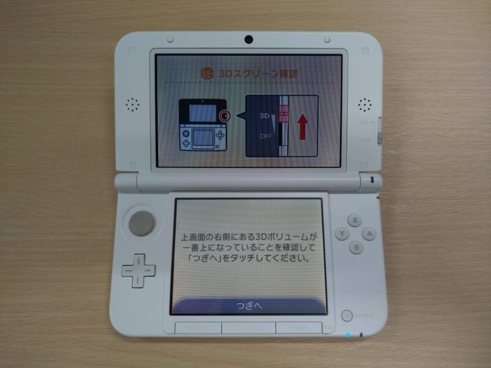 白いニンテンドー3DS LLを開いた状態。上下の画面が正常に表示されている