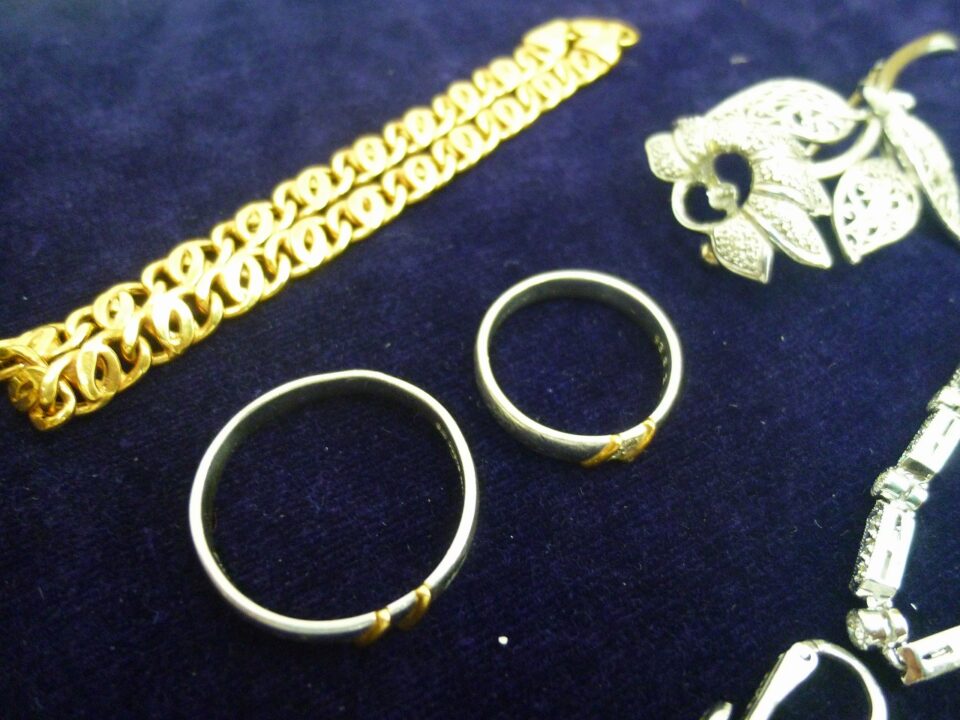 「金 プラチナ 買取 沼津市」金のクマ沼津店 大量のアクセサリーの中から貴金属製のものを見つけます