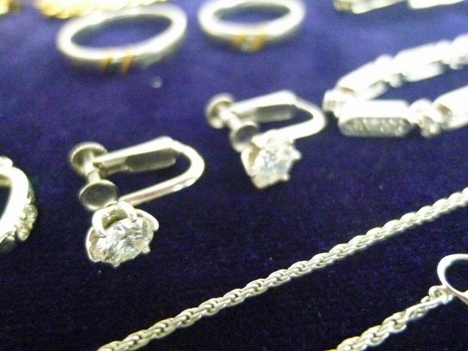 「金 プラチナ 買取 沼津市」金のクマ沼津店 大量のアクセサリーの中から貴金属製のものを見つけます
